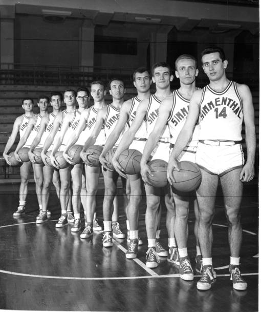 Nel 1957 l&#39;Olimpia inizia la fortunata sponsorizzazione con Simmenthal (nella foto Olympia la formazione 1961-62) che durer sino al 1974. Inizia cos un periodo caratterizzato da moltissimi successi ( 9 scudetti in 11 anni ) culminata nel 1966 con la conquista della prima Coppa dei campioni da parte di una squadra italiana.